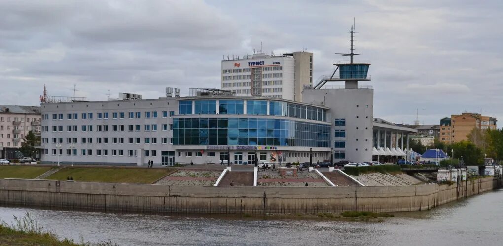 Грузовой порт омск. Омский речной порт знамя. Омск морской порт. Омск порт. Грузовой речной порт омск.
