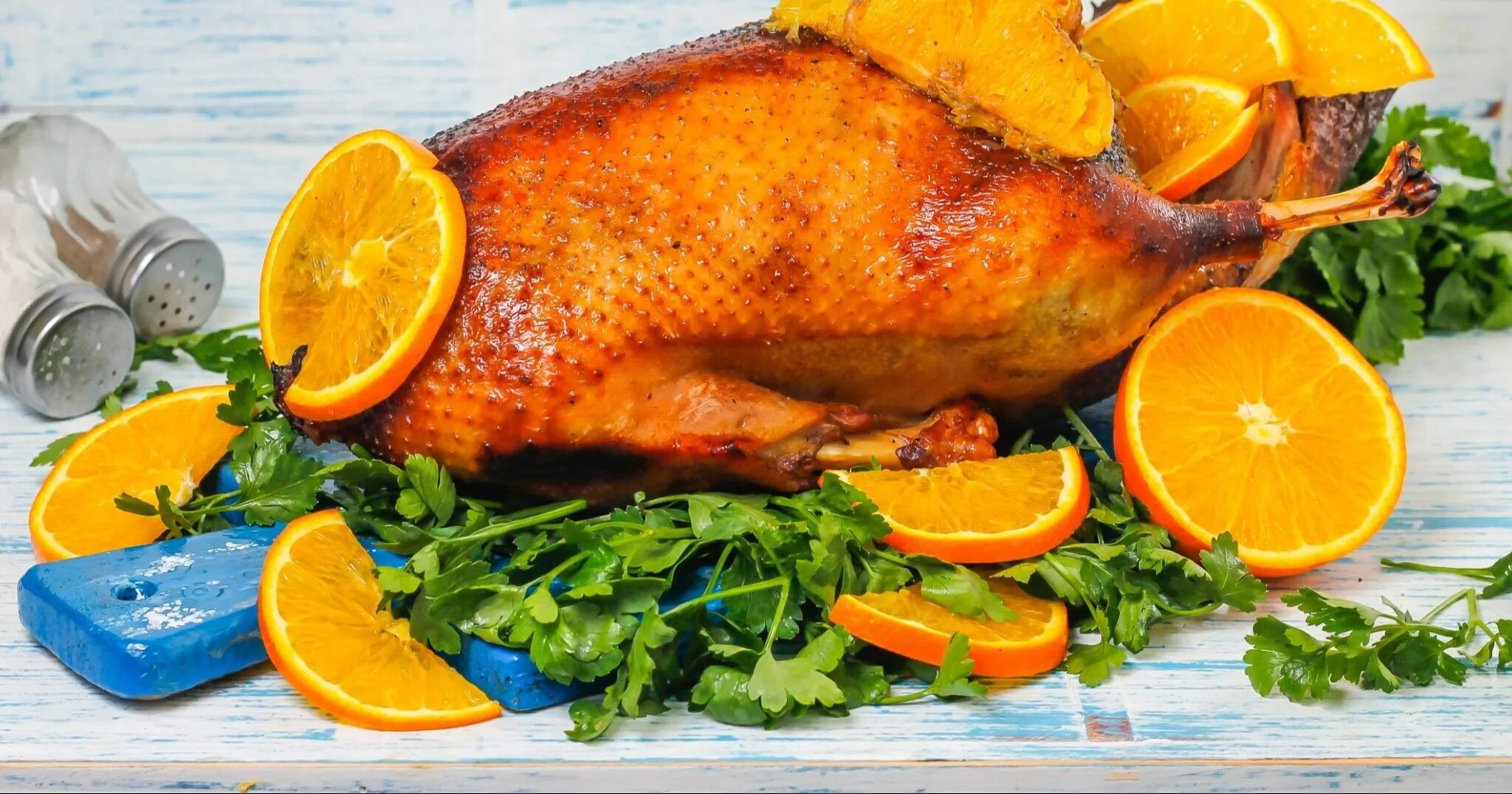 Утка запеченная в духовке. Запечь утку в духовке целиком. Утка половинками с апельсинами запеченная в духовке. Утка фаршированная. Утка с апельсинами в духовке.