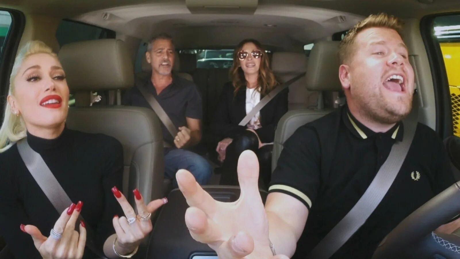 Песни которые хочется петь в машине. Гвен Стефани Carpool Karaoke. Машины пела. Девушка пойот в машине. Люди поют в машине.