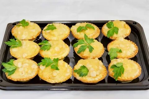 Тарталетки с креветками и сыром