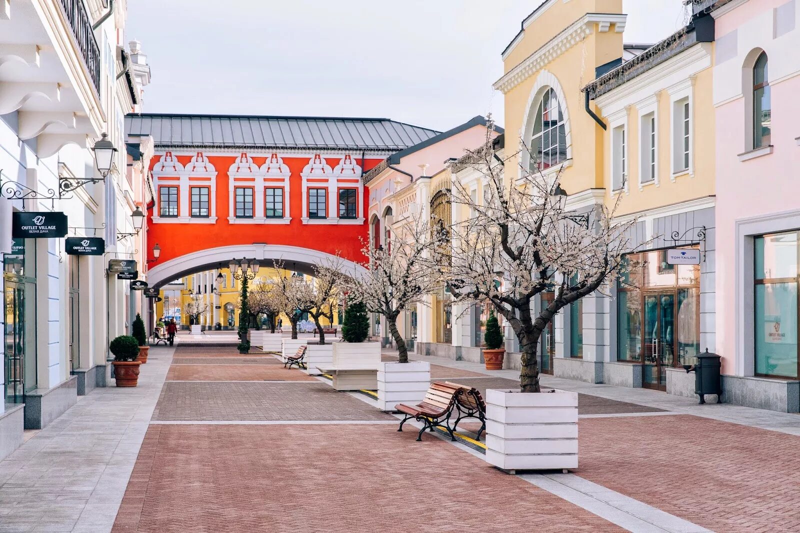 Outlet village магазины. Аутлет Вилладж Котельники. Аутлет Вилладж белая дача Москва. Деревня аутлет белая дача. ТЦ Outlet Village белая дача.