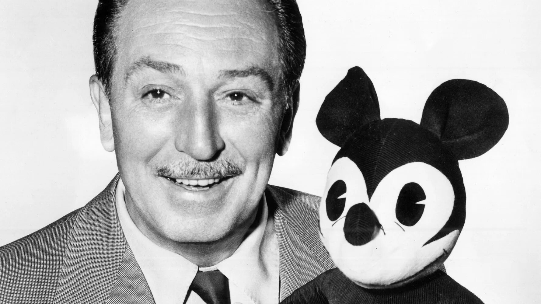 Кто озвучивает микки. Walt Disney (Уолт Дисней). Уолт Элиас Дисней. Уолт Дисней 1934. Уолт Дисней и Микки.