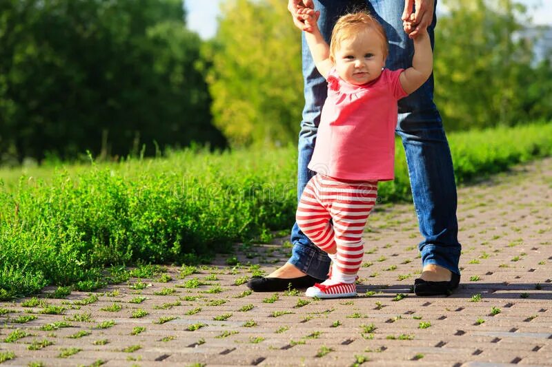 Видящий первые шаги. Первые шаги ребенка. Дети на прогулке. Прогулки с малышом. Прогулка с маленьким ребенком.