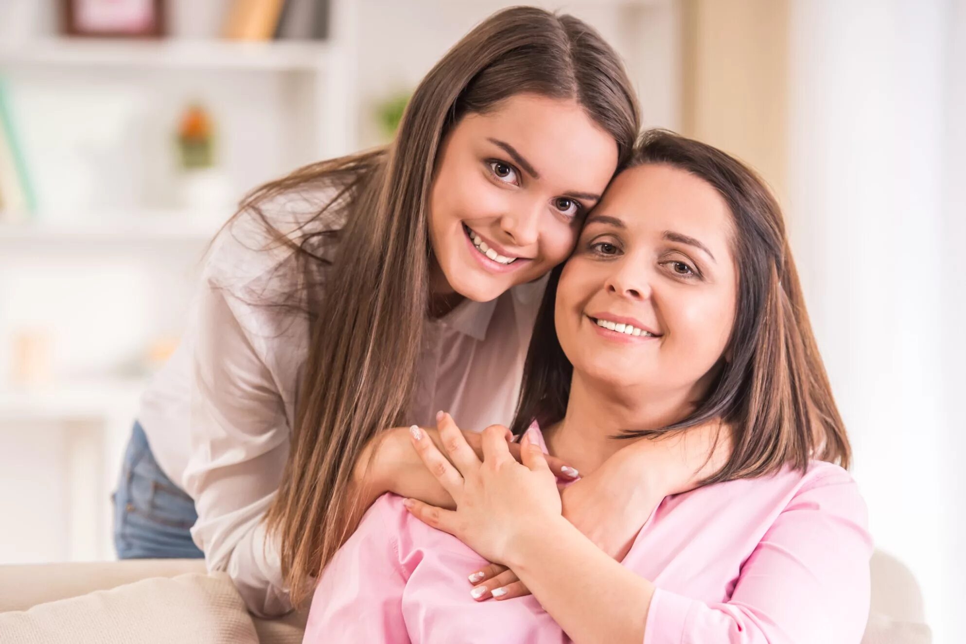 Mother and daughter video. Мама и дочка. Мама и подросток. Девочка с мамой. Женщина и дочь.