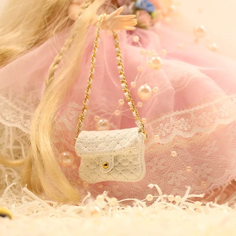 Сумочка с карманом для куклы. Сумка-домик с куколкой. Сумочка для куклы. Сумочка с карманом для куклы. Сумочка текстильная для девочки.