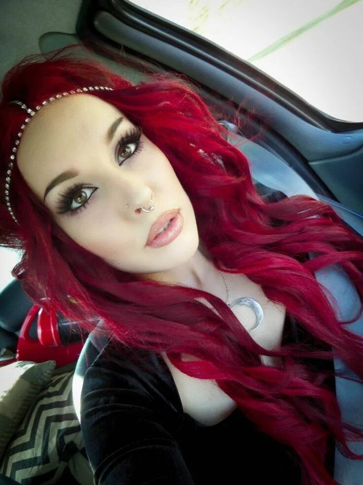 Девушки с ярко красными волосами. Оттенки красного. Красно бордовые волосы. Бордовый фон. Красивые оттенки красного.