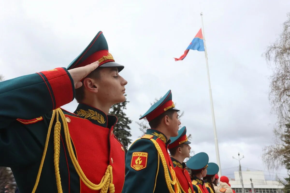 Поднятие знамя. День Победы Красноярск. Поднятие Знамя 9 мая. Торжественный флаг Красноярска. Торжественное поднятие флага Красноярск.