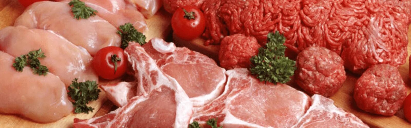 Мясо. Стейк сырой. Свежее мясо. Красивые полуфабрикаты из мяса. Очень свежее мясо.