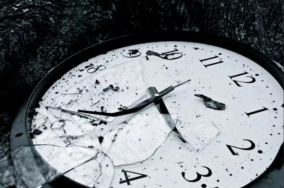 Разбитая какое время. Сломанные настенные часы. Разбитые часы. Поломанные часы. Часы настенные сломались.
