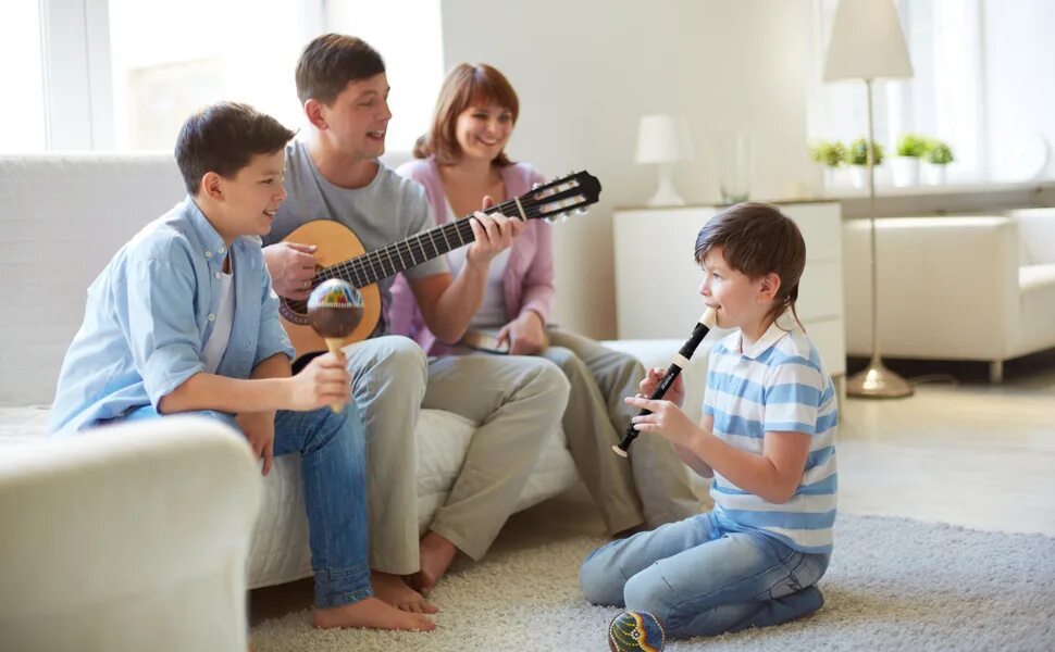 Музыкальные инструменты дома. Дети играющие на музыкальных инструментах. семья поет. муз инструменты для детей. музыкальная семья.