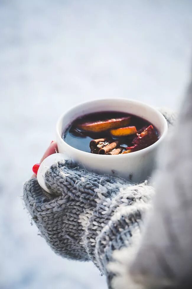 Новогодний кофе. Снежное утро. Утро снег. Руки в варежках с кружкой. Чай зимой.