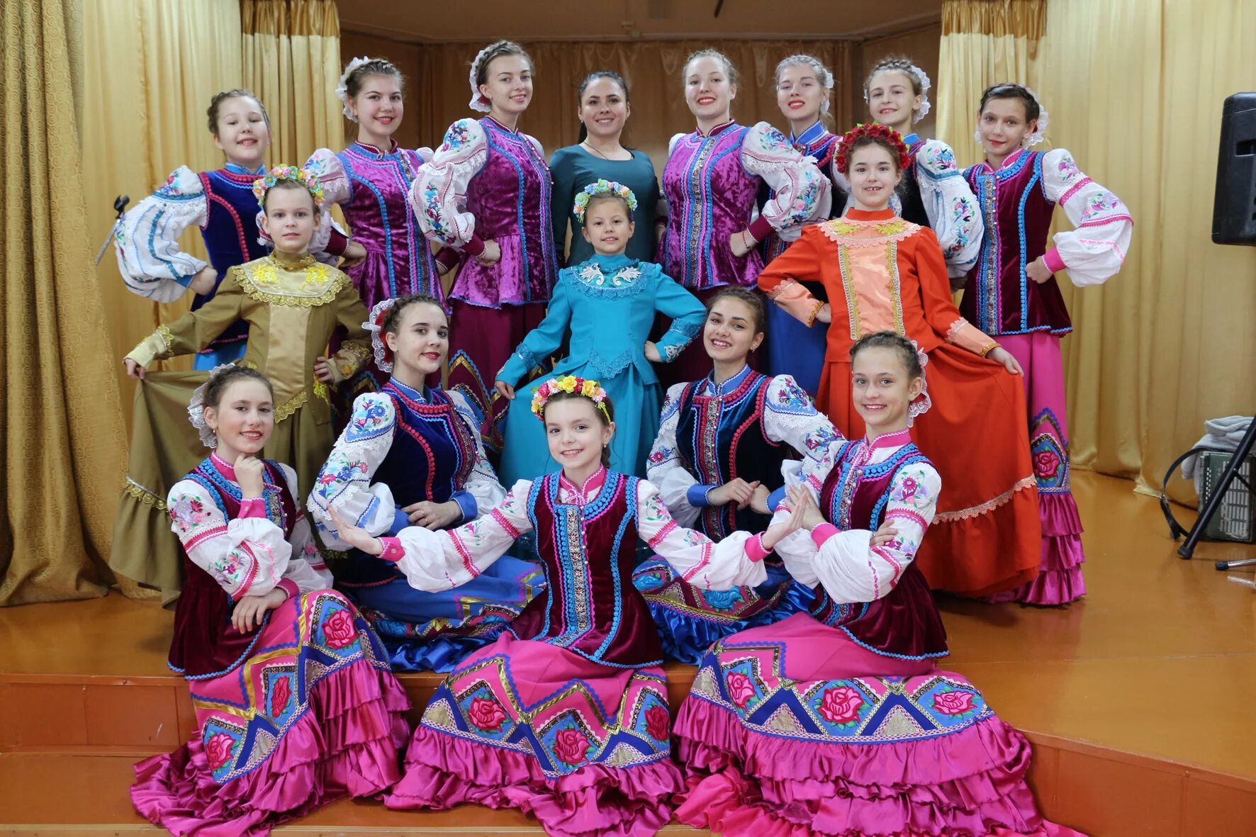 Девичий хоровод в семик. Фольклорный вокал. Екатерина морозова ты супер фото. Солистки группы дайкири. Юные девицы исполняют.