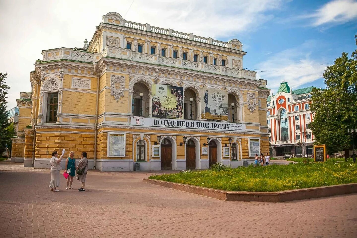 Детские театры нижний. Нижегородский театр драмы имени м. Горького. Драматический театр Нижний Новгород. Театр большая Покровская Нижний Новгород. Нижний Новгород Покровка с театром драмы.