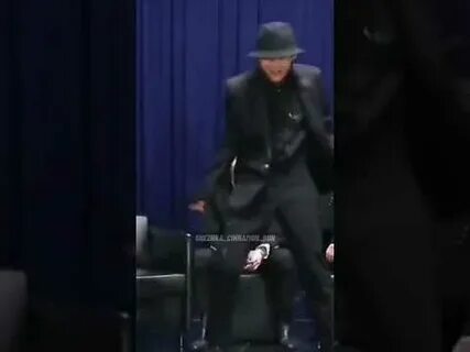 Он не танцует он порхает песня