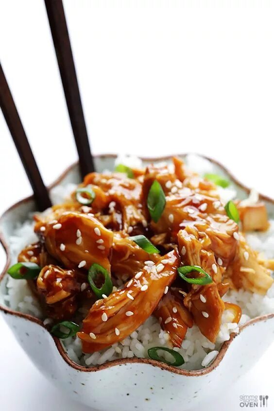 Цыпленок терияки с рисом. Рис в соусе терияки рецепт. Рис с курицей в соусе терияки. Курица терияки с рисом. Курица под соусом терияки.