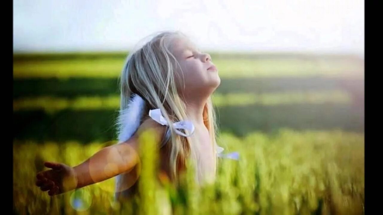 Спокойный ребенок. Ребенок дует на перышко. Свежего воздуха вдох. Ребенок дышит носом. Ребенок вдохнул.