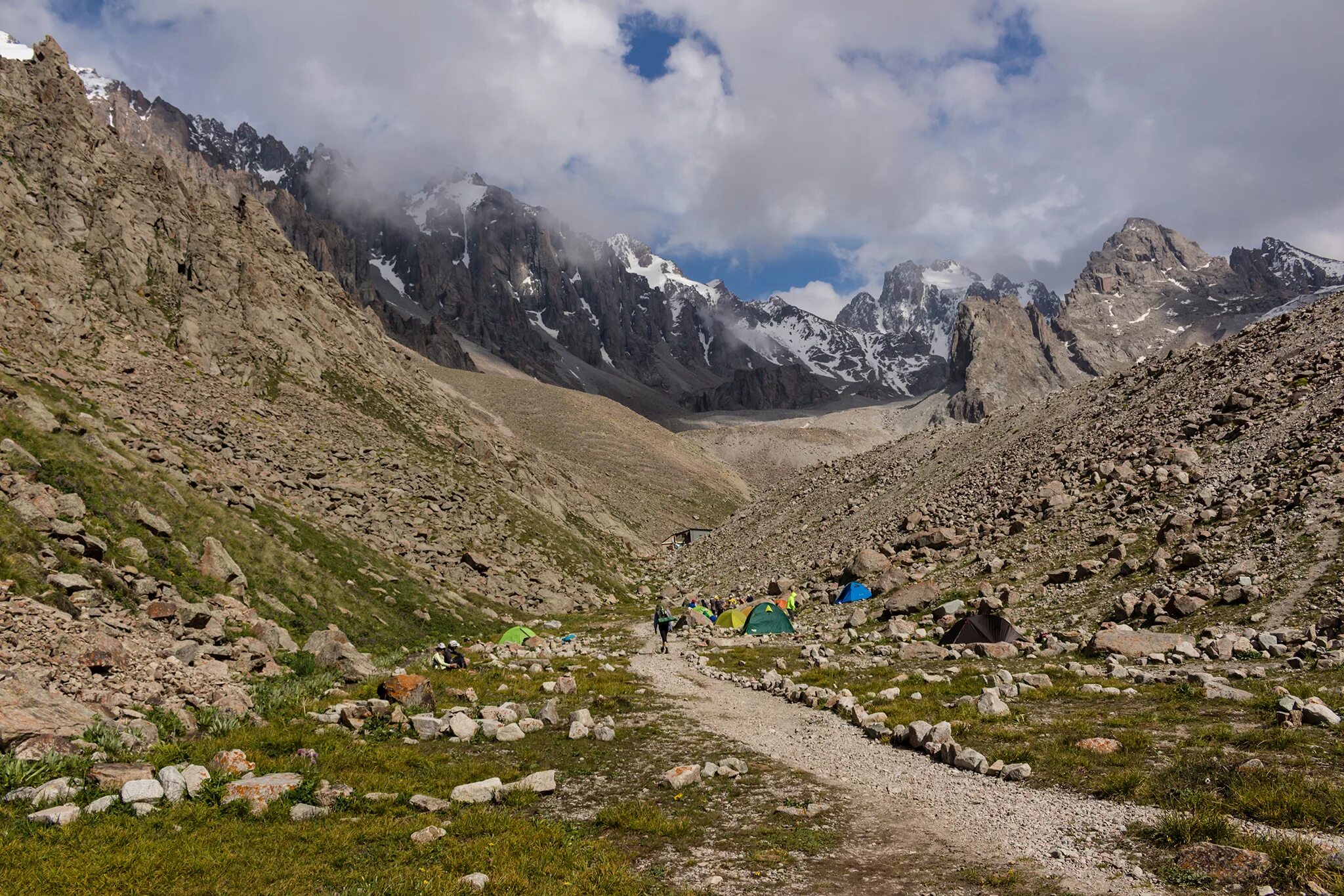 Киргизия высоты. Киргизия высоты. Киргизия высоты. Ала арча хижина рацека. Долина чон кемин.