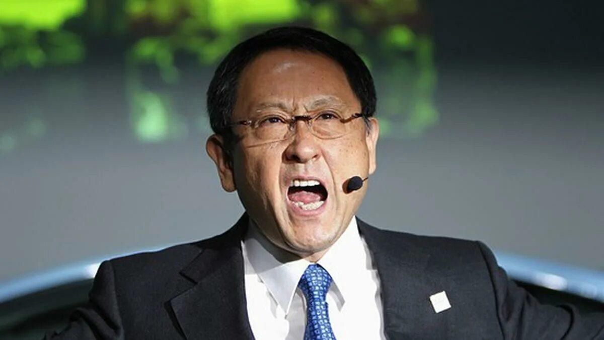 Акио тойода. Акио тоеда. Акио тоеда. Акио тоёда японский исполнительный директор. Акио тойода за столом.