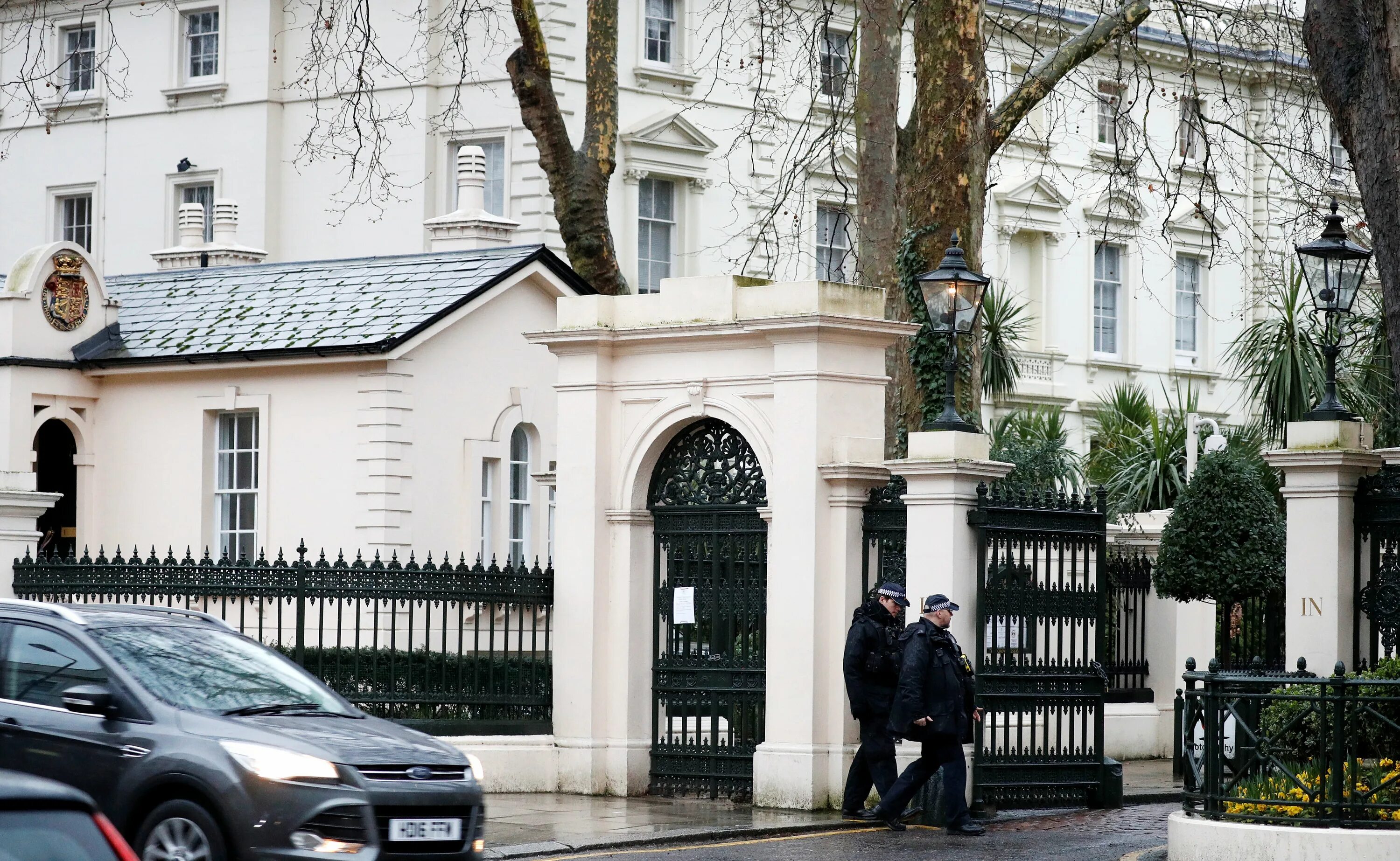 Посольство РФ В Англии. Посольство РФ В Лондоне. Кенсингтон Пэлас Гарденс в Лондоне посольства. Посольство Великобритании во Франции.