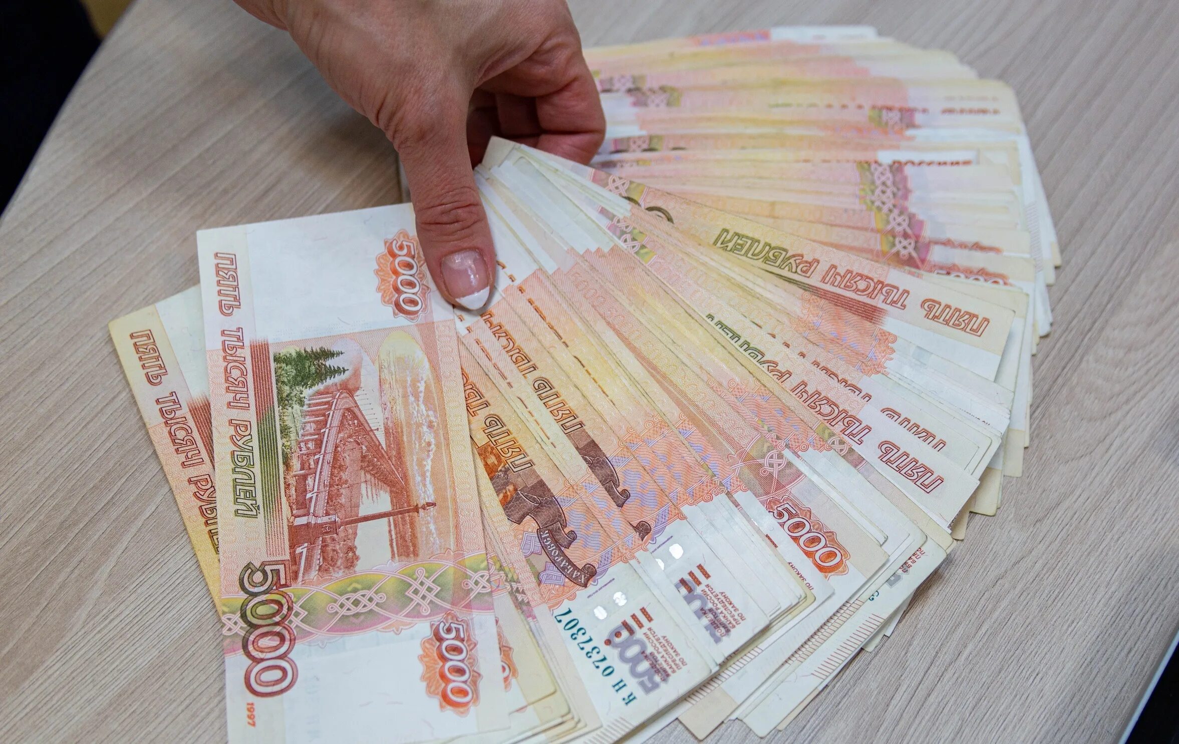 Миллион рублей фото. Деньги на столе рубли. 990 тысяч рублей. 990 тысяч рублей. 990 тысяч рублей.