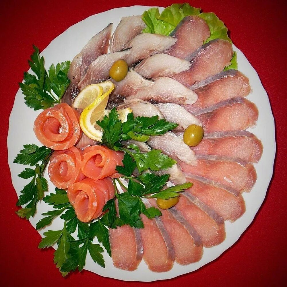 Нарезки рыбные на стол фото. Мясная нарезка. Рыбная нарезка. Рыбная нарезка на праздничный стол. Украшение мясного ассорти.