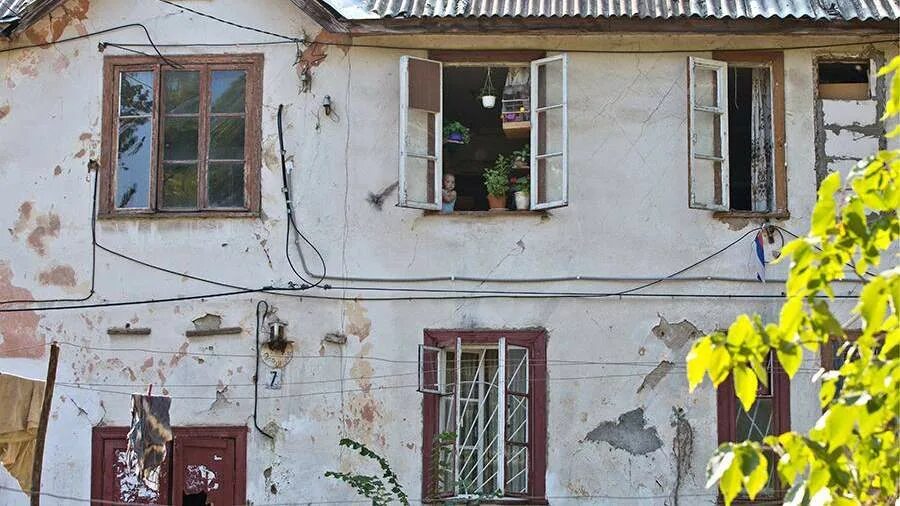 Переселение из аварийного жилья. Ветхое здание. Расселение аварийного жилья. Расселение аварийного жилья чебоксары. Программа по переселению из ветхого и аварийного жилья.