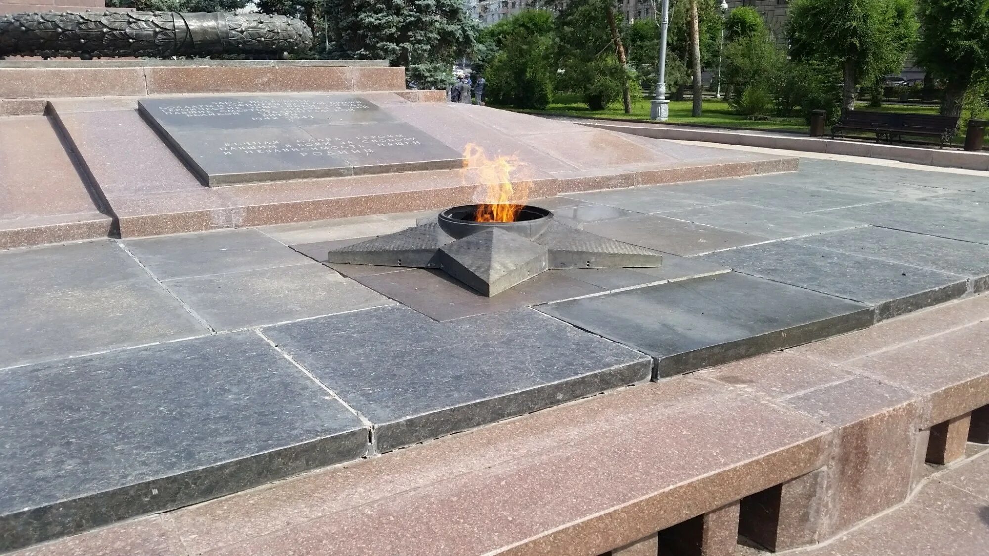 Вечный огонь волгоград площадь павших борцов фото File:Мемориал площади Павших борцов 9 мая.JPG Wikimedia Commons