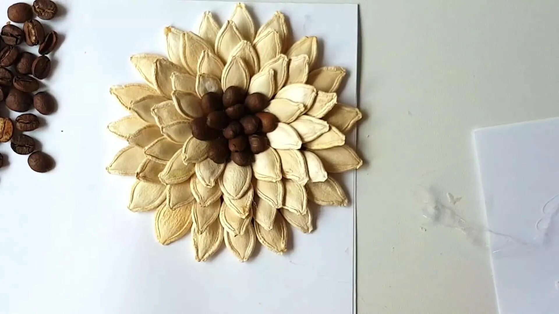 Поделки из тыквенных семечек. Поделки из тыквенных семечек своими руками. поделки на новый год из тыквенных семечек. снежинки из тыквенных семечек. новогодняя игрушка из тыквенных семечек.