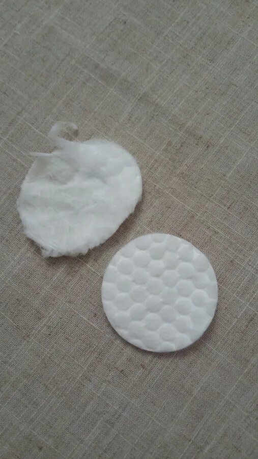 Ватные диски в унитаз. Замороженный унитаз. В туалете крупным планом. Ватный тампон. Коробка для влажной туалетной бумаги зева.