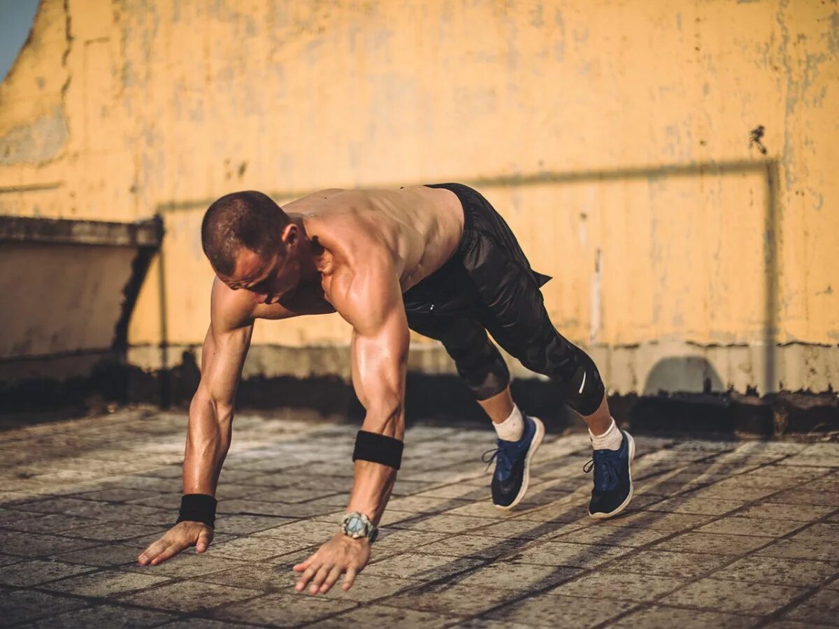 армейские отжимания. отжимания от пола. спорт отжимания. взрывные отжимания. развитие силы отжиманиями.
