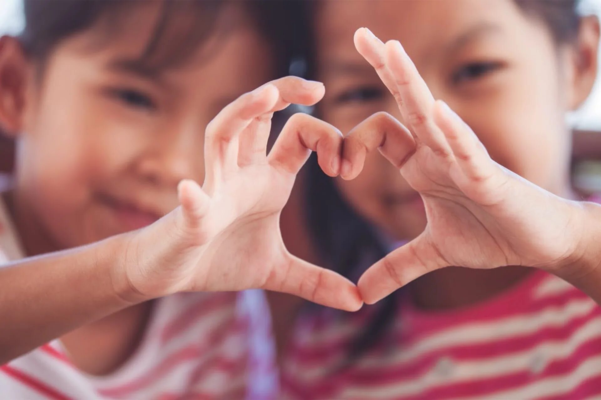Мальчик с сердечком. Ребенок с сердечком из пальцев. Ребенок показывает сердечко. Девочка с сердечком в руках. Мальчик с сердечком.