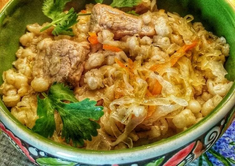 Перловка с квашеной капустой и мясом