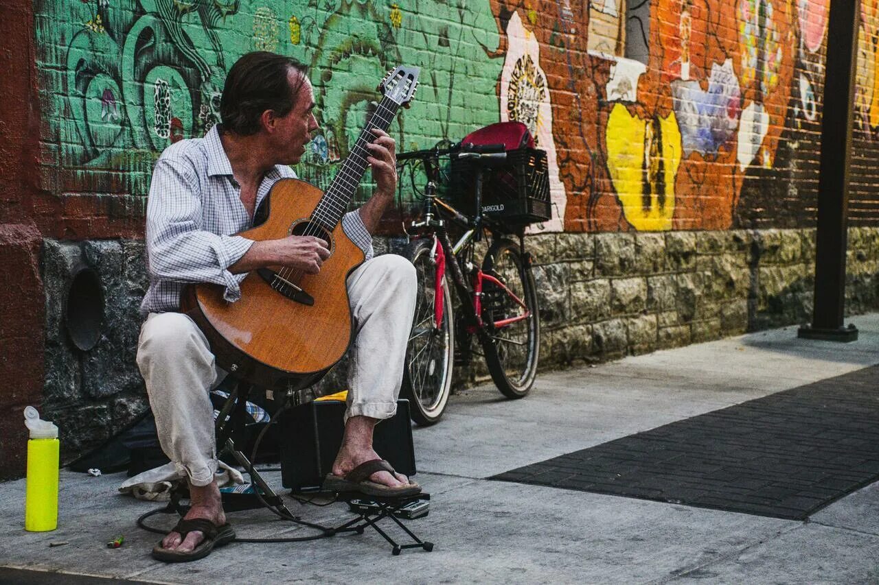 Играет испанская гитара. Старый гитарист Пикассо. Уличный гитарист. Уличные музыканты. Гитарист на улице.