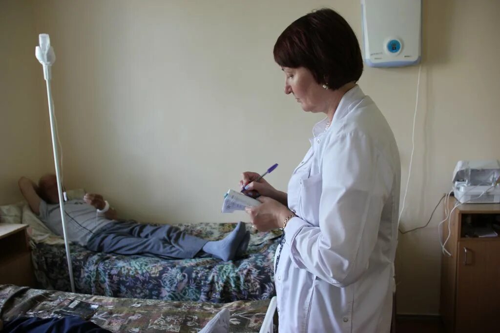 Дневной стационар в медицинском центре. Дневной стационар. Наркология стационар. Реабилитация в стационаре. Врач и пациент.