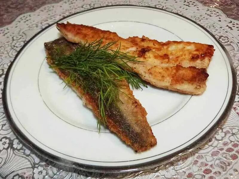 Филе хека вкусно. Хек филе. рыба хек филе. блюда из жареного хека. филе мерлузы.