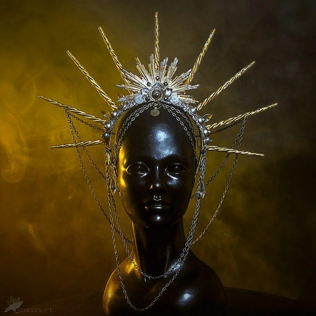 Бог украсил. Диадема Богини. Украшение на голову Богини. Богиня с короной на голове. Корона Богини солнца.