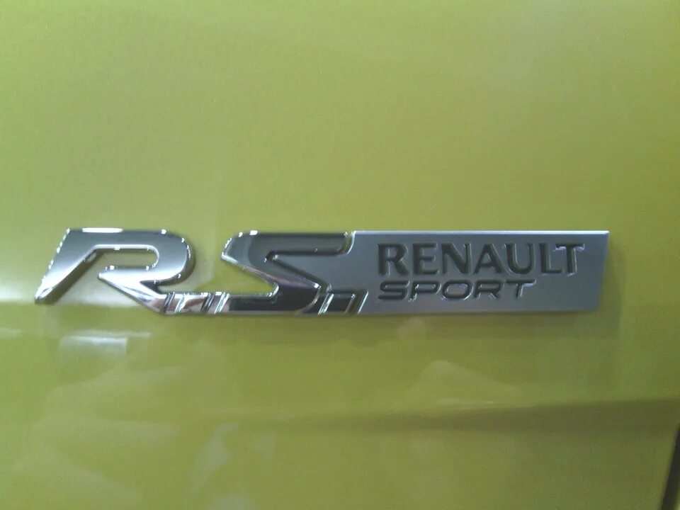 Надпись логан на крышке багажника. Renault logan шильдик. Шильдик логан. Renault logan шильдик. Шильдик на багажник рено логан.