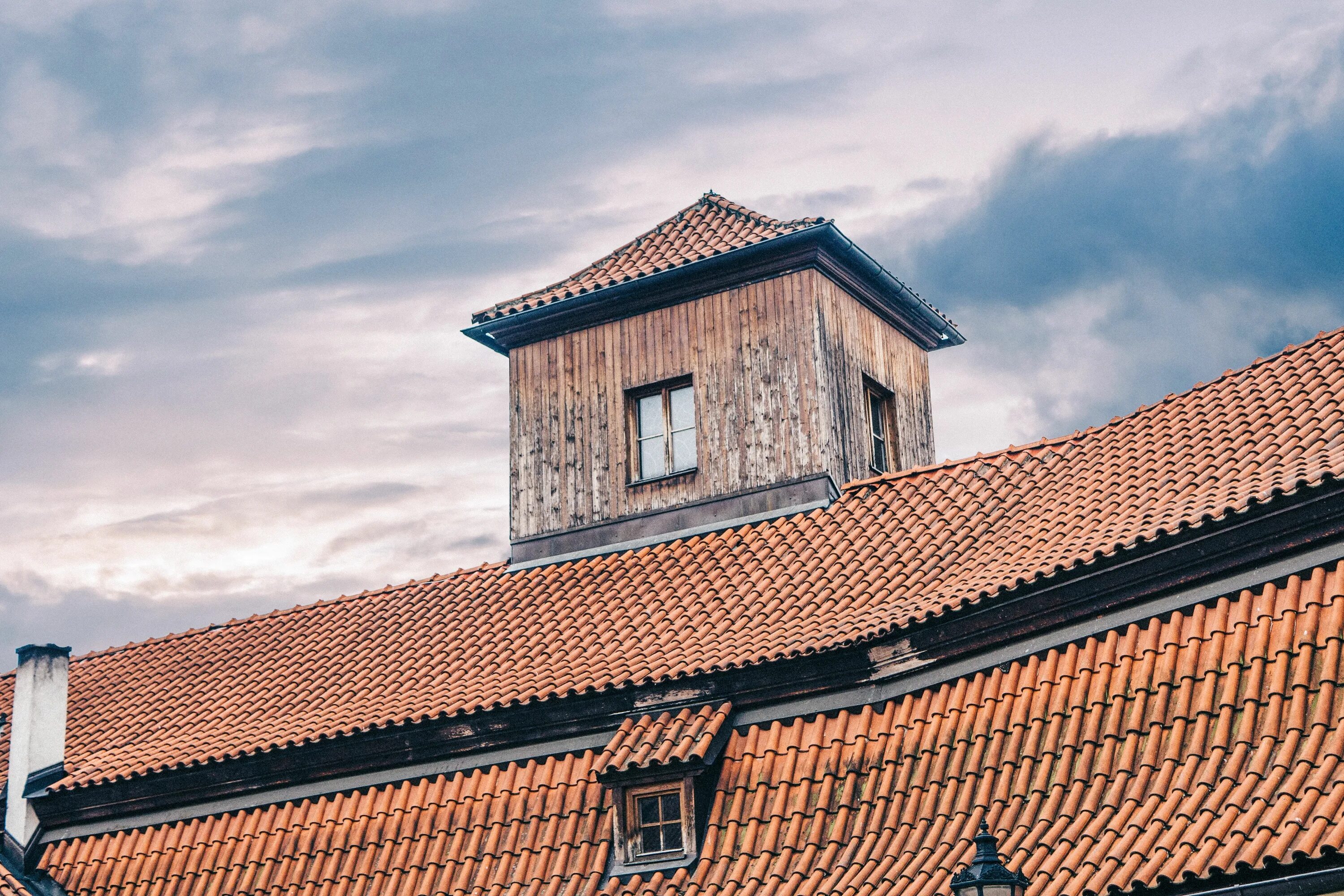 The browns the roof. Черепичная крыша. Черепичные крыши Европы. Черепица для крыши. Старая Черепичная крыша.