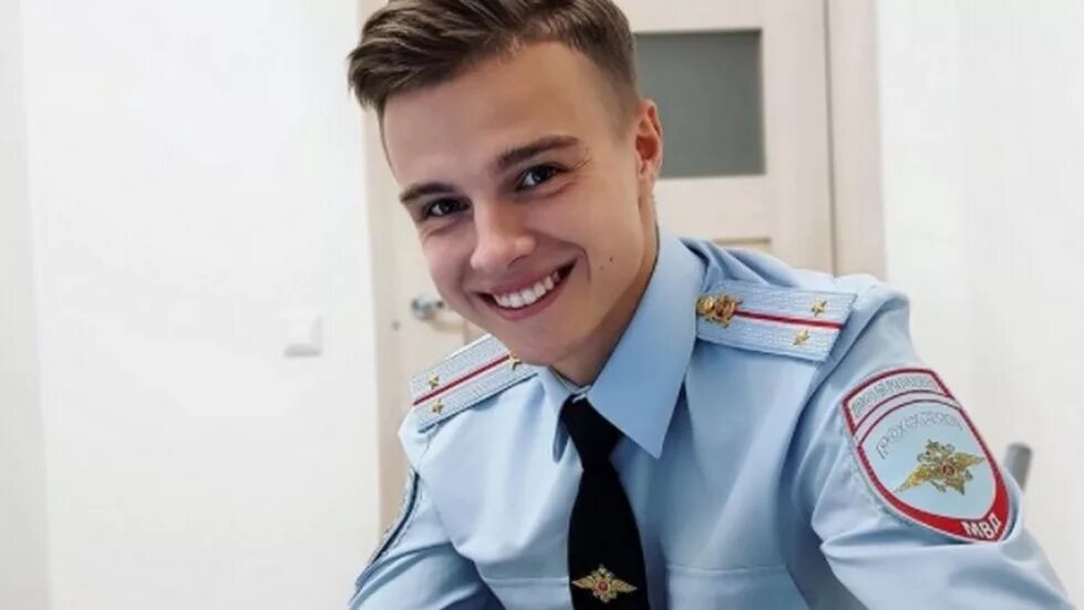 Парень работает в полиции