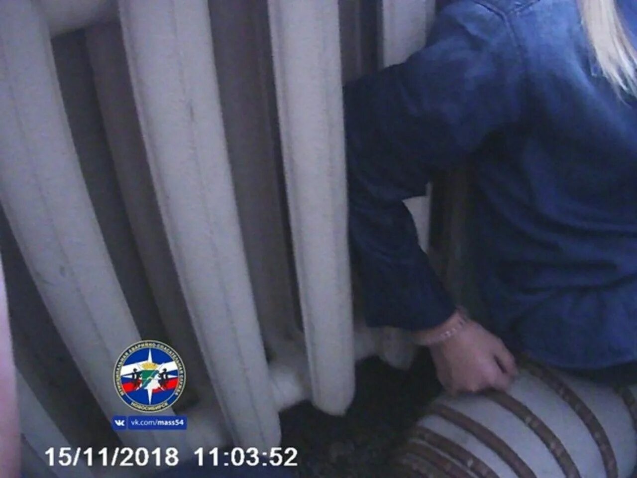 Девушка застряла в окошке. Дорога в школу чио-чан аниме. Маленькая девочка застряла. Девочка застряла в туалете. Девочка застряла в школе.