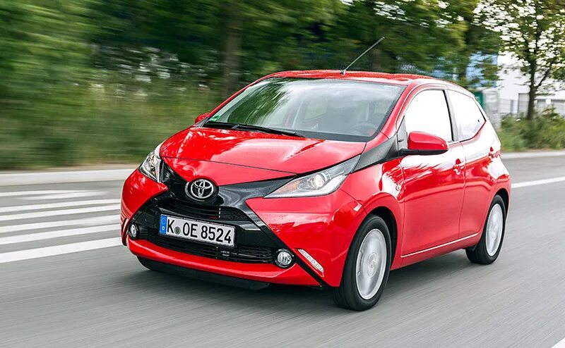 Prius c 2012. Ford fiesta / aspire 2009. Smart fortwo гибрид. Самые экономные авто. Toyota aygo.