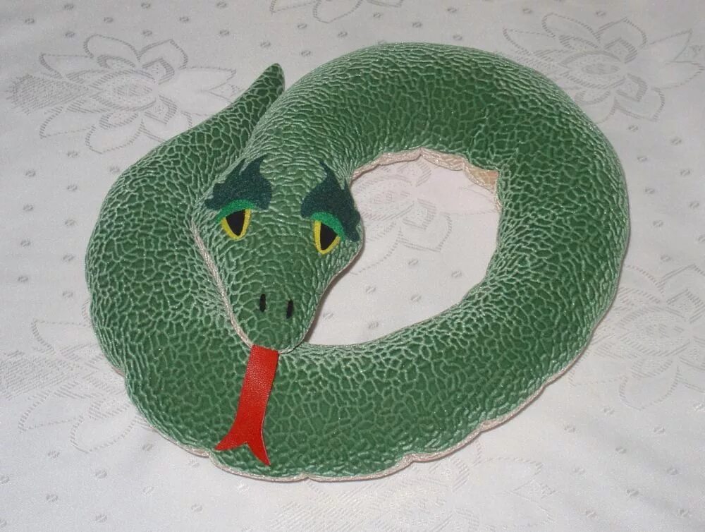 Змейка своими руками. Змея игрушка. Игрушка змея из ткани. Змея сшить. Змея сшитая из ткани.