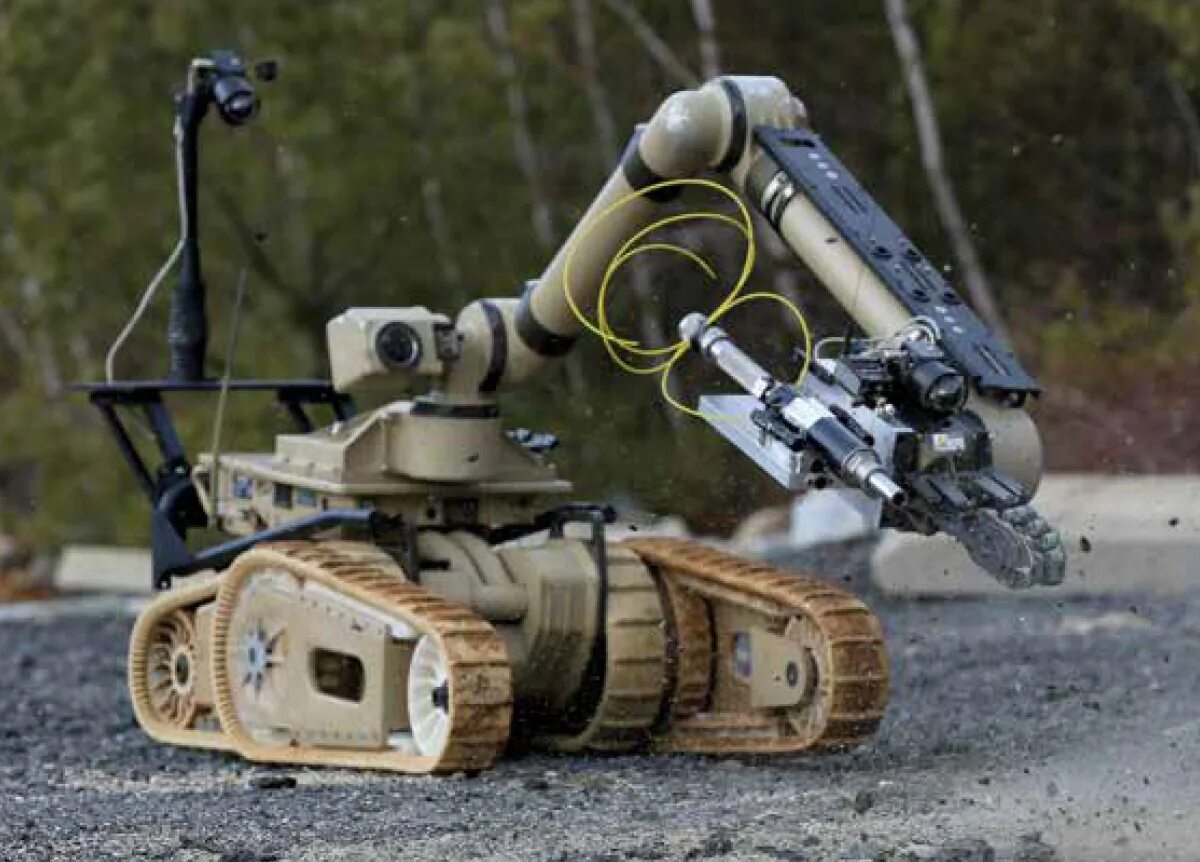 Про военных роботов. Робототехнический комплекс «Кобра-1600». IROBOT робот сапёр. Endeavor 710 Kobra Robot. Робот сапер Кобра.