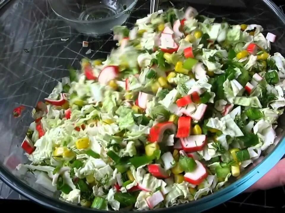 Салат пекинская капуста кукуруза огурец перец болгарский. Салат с пекинской капустой и крабовыми палочками и кукурузой. пекинская капуста с крабовыми палочками. салат с крабовыми палочками и пекинской капустой. салат с крабовыми палочками и капустой.