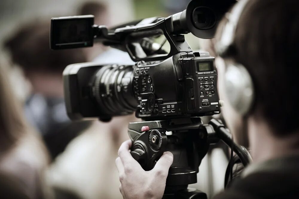 4 и их видео. Камера для съемки. профессиональная видеосъемка. видеооператор с камерой. видеокамера оператора.