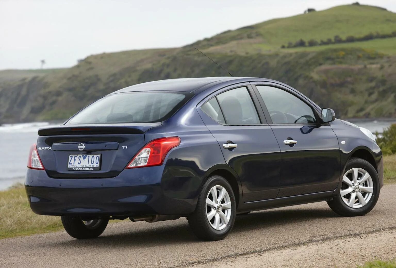 Купить б/у Nissan Almera III (G15) 1.6 AT (102 л.с.) бензин автомат в Москве: чё
