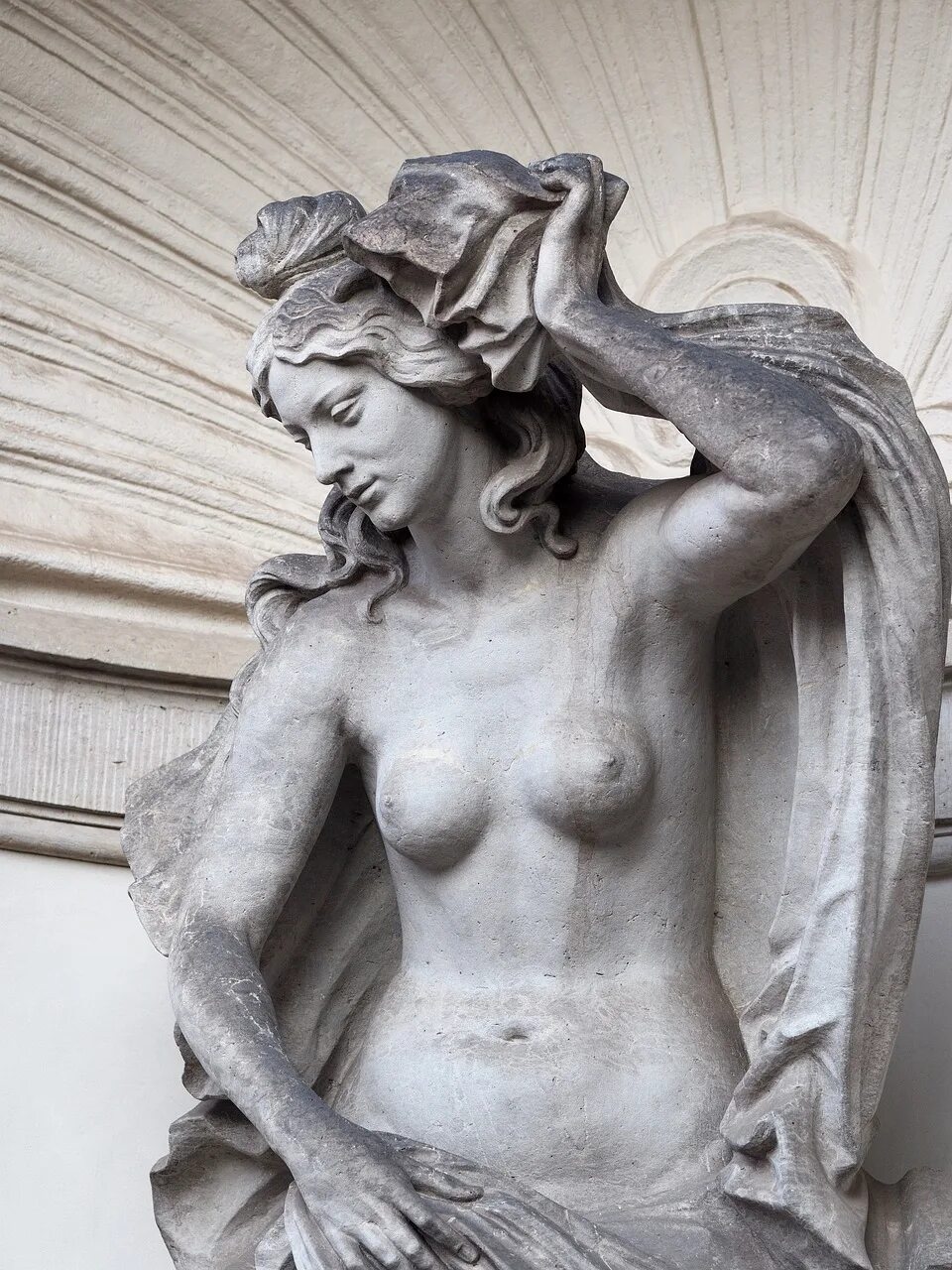 Статуя сон. Женщина скульптор склоняется. Скульптура женщина надгробье. Статуя женщины. Женщина скульптор склоняется.