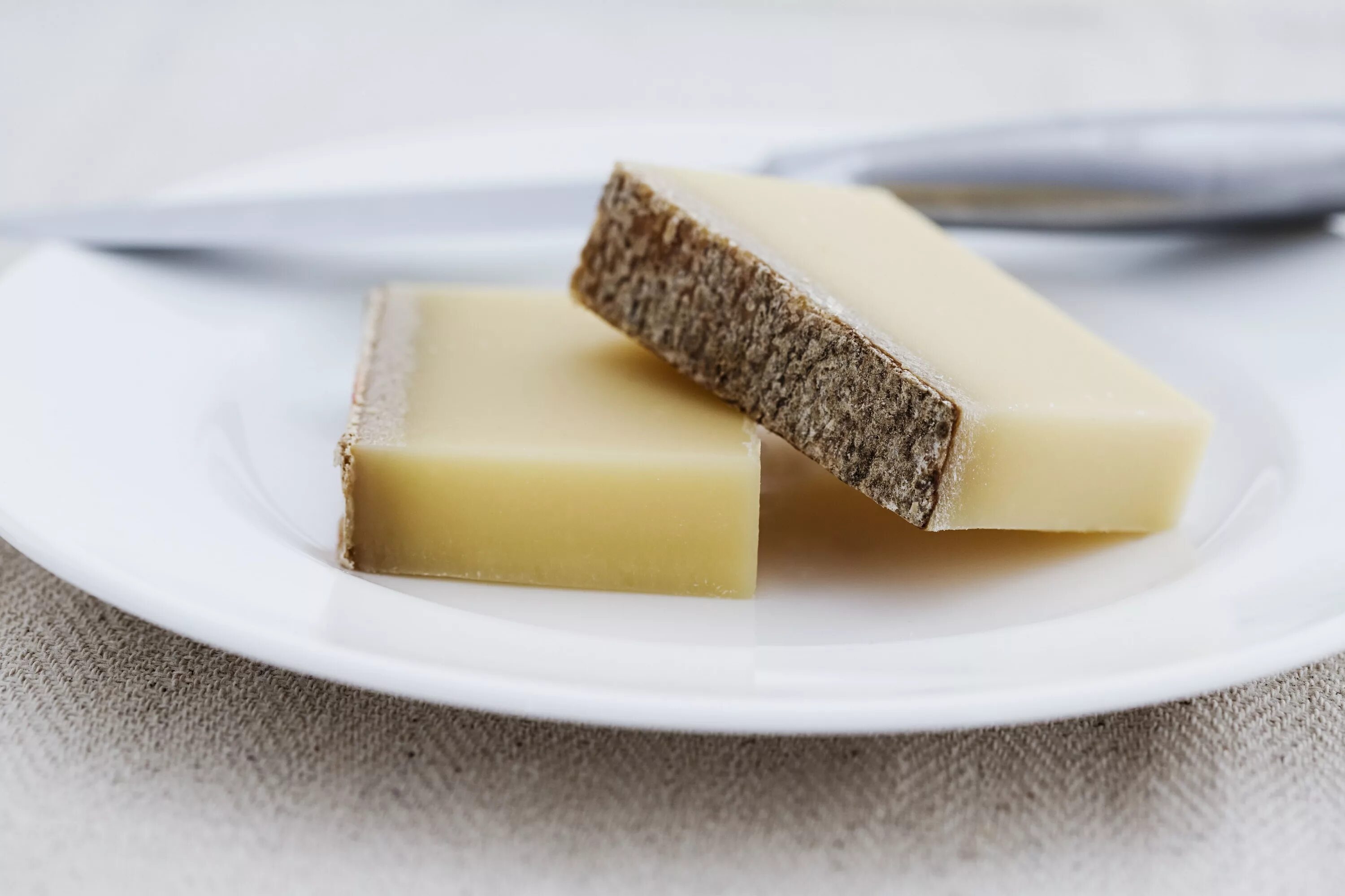 Сыр брюер. Сыр грюйер белорусский. Сыр грювьер. Сыр грюйер твердый (швейцария). Сыр le gruyere switzerland.