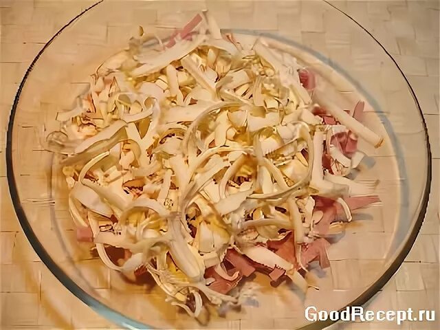 Салат "София" с копченым сыром Ингредиенты: - 1 красный болгарский перец - 200 г