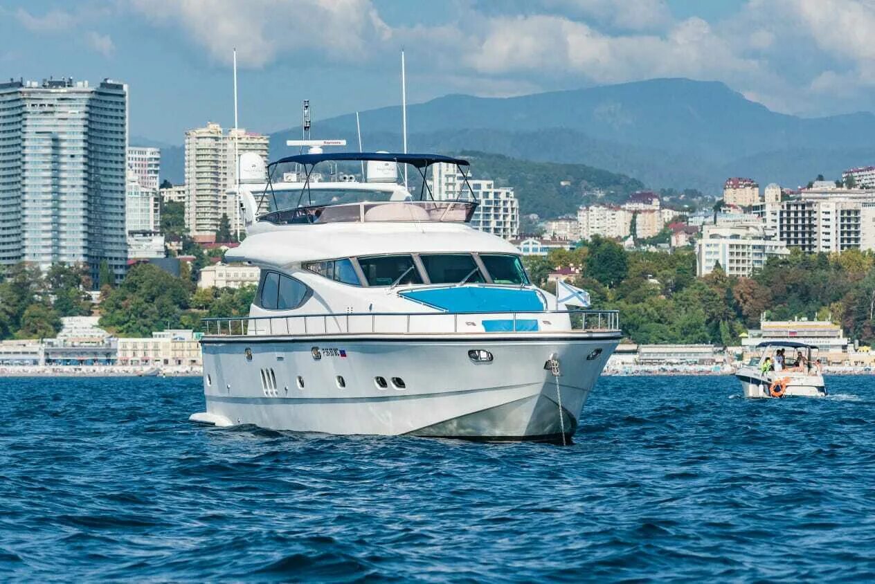 Морская прогулка адлер. Яхта в море сочи. Прогулка на яхте адлер. Морские прогулки адлер. Морской порт сочи яхты.